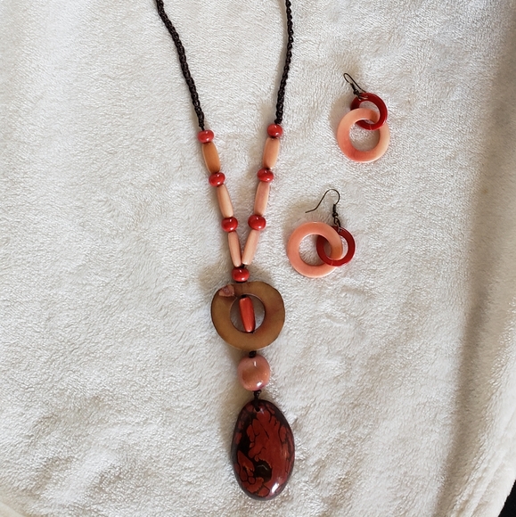 Tagua Necklace and earrings - Picture 2 of 7